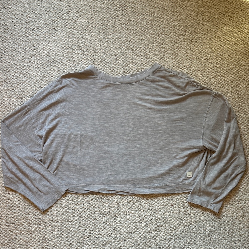 Vuori Light Gray Long Sleeve Crop Top